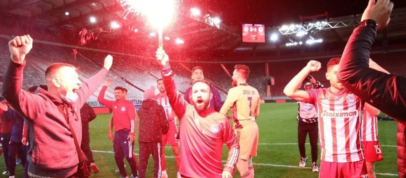 Ολυμπιακός: Έξαλλοι πανηγυρισμοί για την κατάκτηση του πρωταθλήματος - Με καπνογόνα στα χέρια οι παίκτες (φώτο)